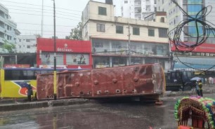 রাজধানীর নর্দায় দুই বাসের সংঘর্ষে উলটে গেল গাড়ি: নিহত ১, আহত ১২