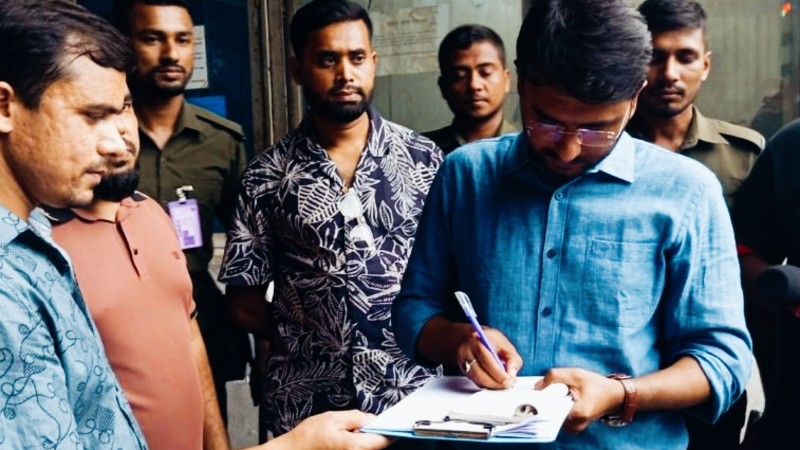 ধামরাইয়ে অনুমোদনহীন ব্যাটারি কারখানায় ভ্রাম্যমাণ আদালতের অভিযান,