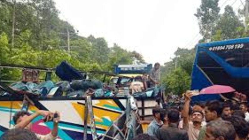 চকরিয়ায় দুই বাসের মুখোমুখি সংঘর্ষ: চালক ও শিশুসহ নিহত ২, আহত ২০
