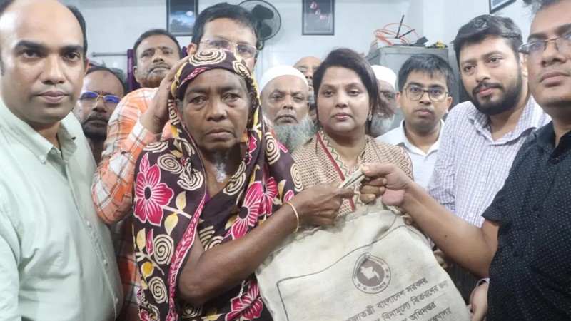বন্যাকবলিতদের পাশে সরকার, ত্রাণ নিশ্চিতের নির্দেশ ডিসির