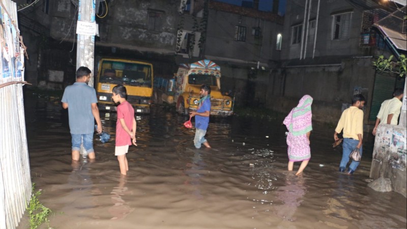 দক্ষিণখানে তীব্র জলাবদ্ধতা: থানা ও গণকবরস্থানে হাঁটুসমান পানি