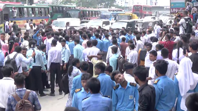 এইচএসসি পরীক্ষা নিয়ে ক্ষোভ: উত্তরায় শিক্ষার্থীদের সড়ক অবরোধ, মন্ত্রীর পদত্যাগ দাবি