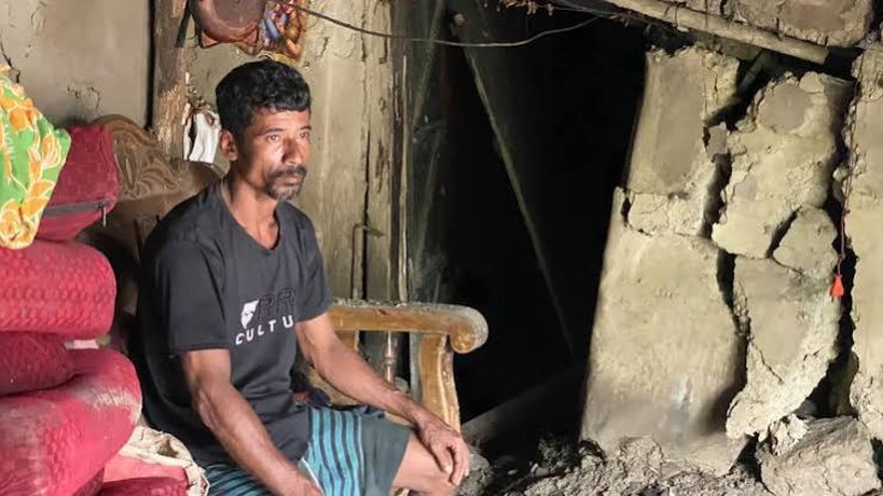 বানের জলে বিকল উপার্জনের বাহন, স্ত্রী-সন্তান নিয়ে রুবেলের মানবেতর জীবন