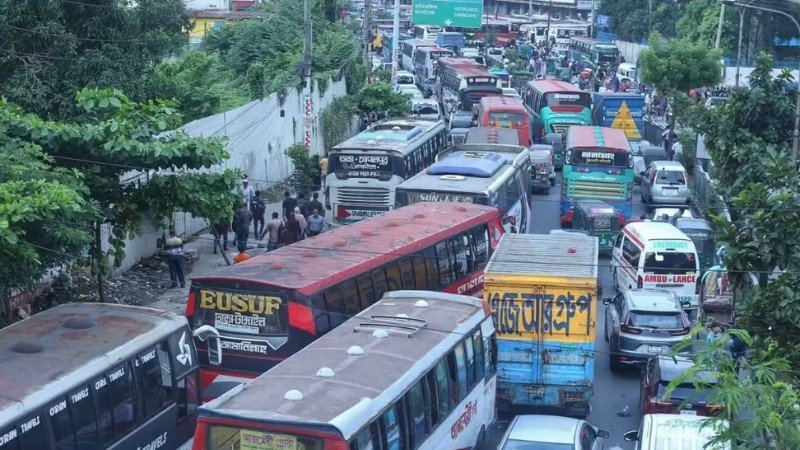 মহাখালীতে বাস ডাম্পিংয়ের প্রতিবাদে সড়ক অবরোধ, যান চলাচল বন্ধ